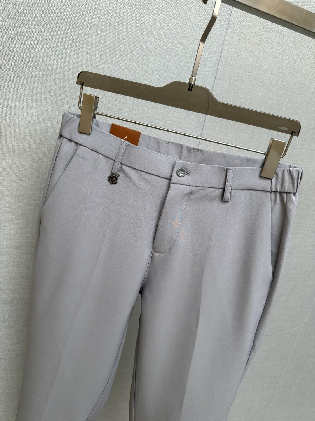 LP spring and summer New Arrival men's casual trousers, the final channel product has appeared! ! Simultaneous sales at the counter! It is no exaggeration to say that these trousers are products from the original OEM channel, not bragging about the original OEM. They are completely products from the domestic ready-to-wear OEM factory officially authorized by Ermenegildo Zegna! Therefore, the quantity and size are extremely scarce, so if you grab it, you will make a profit! The best pantsuits ever officially unveiled! ! ! ! ! ! It has always been one of the must-have accessories for successful business people! The brand's high-end style and powerful aura are not something that everyone can easily overcome. No matter what season the styles are, they are all standard styles! However, the fabric style is between business casual and daily wear. Customized original hardware and logo accessories! To be able to design a pair of trousers so suitable for the public, we can only focus on men's business casual wear. Whether you are wearing it for casual occasions or business occasions, this style can be matched just right. To wear it, you must wear it well and be able to wear it according to your own taste! Pants that give yourself unlimited bonus points! Size: 29-38